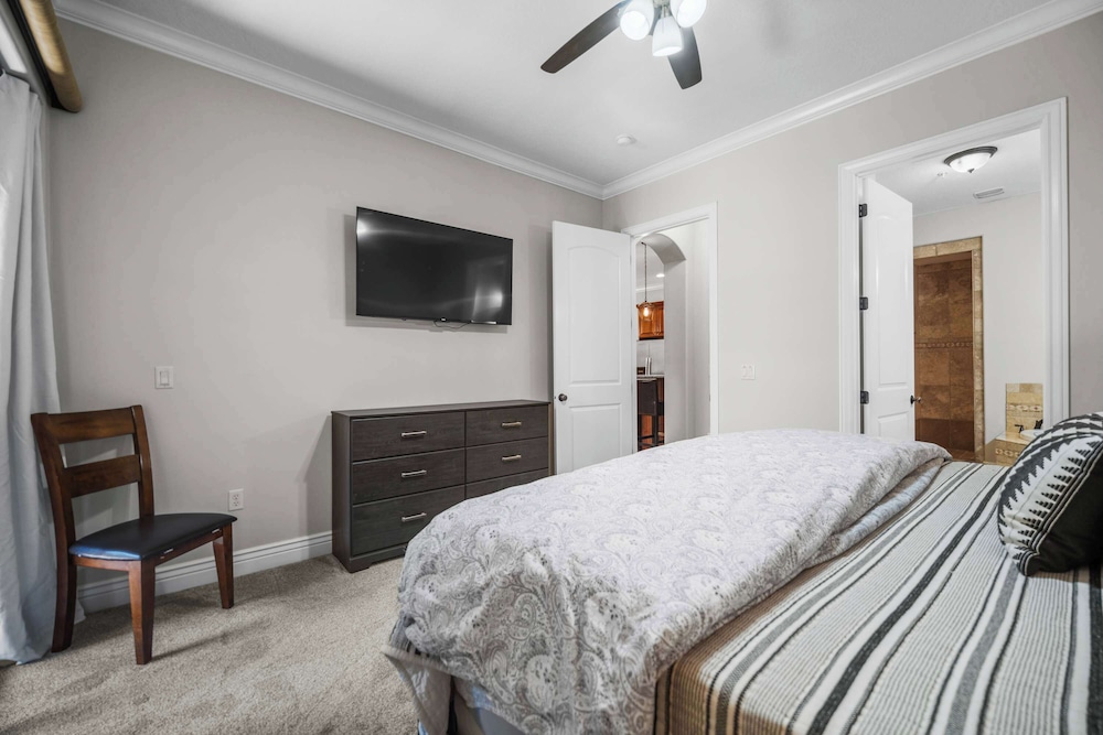 Pool & Sunshine Retreat - Resort-style Amenities