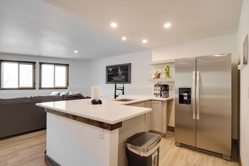 Hot Tub, Pool Table & Fireplaces: Blue River Gem