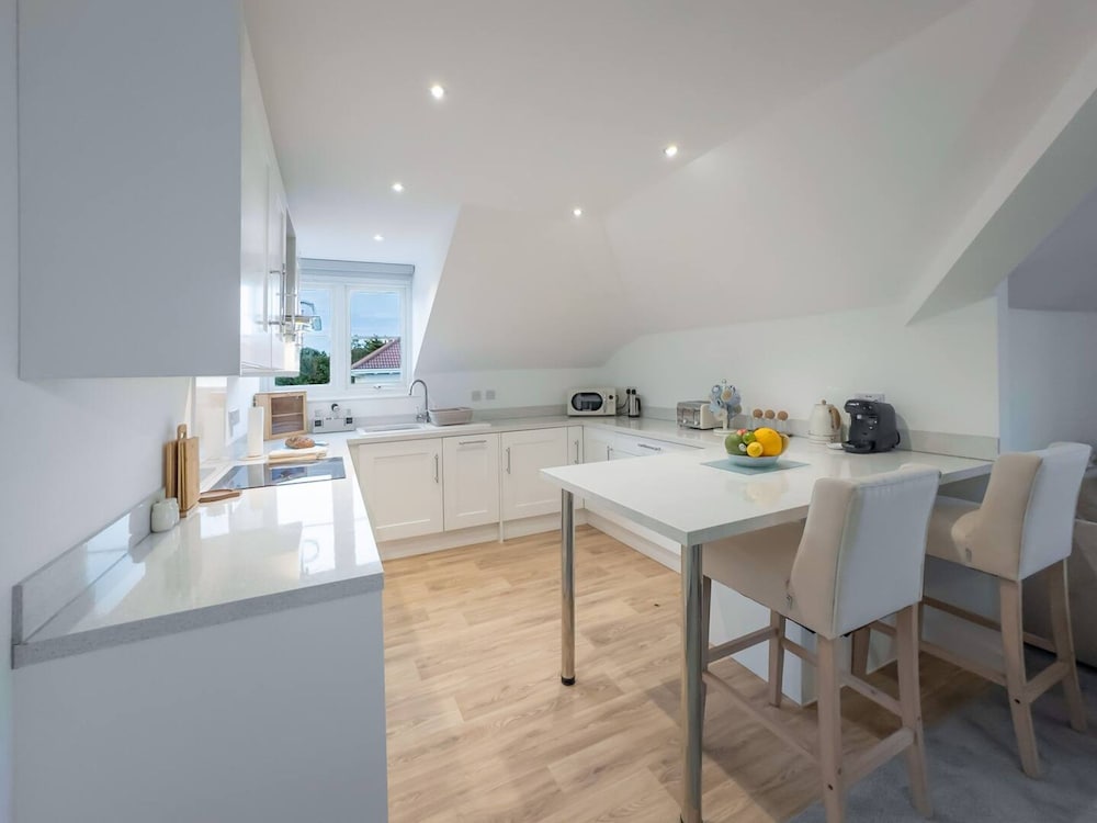Elegant 2BR Broadstairs Coastal Escape by Adliv