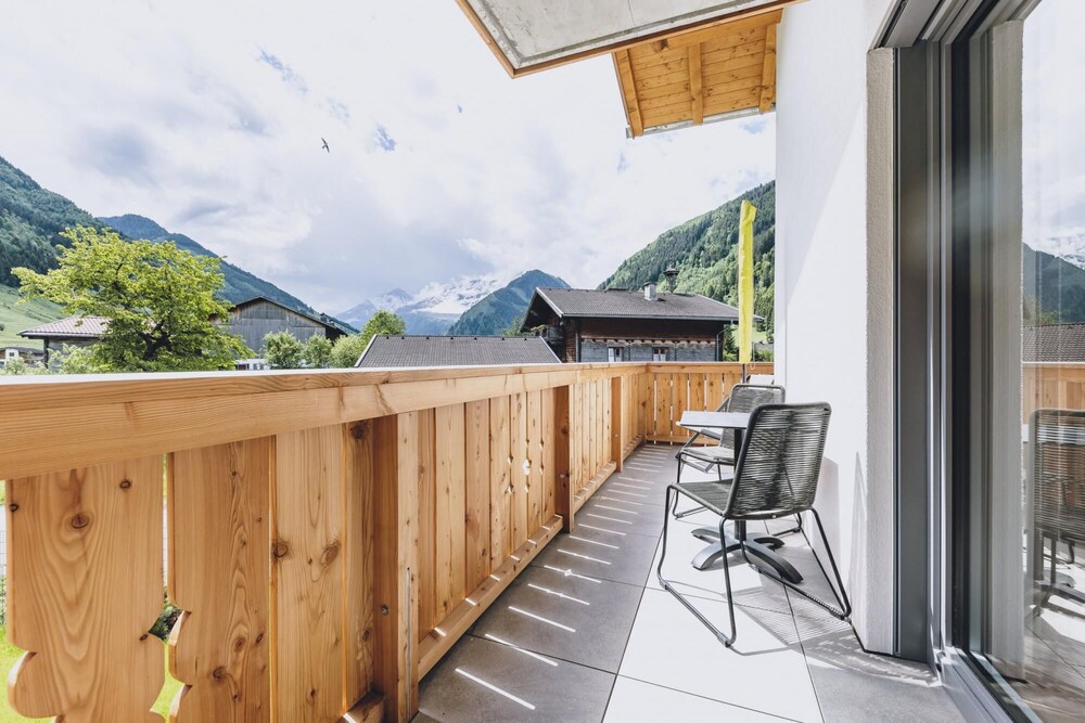 M1 - Balcony Apartment 4
