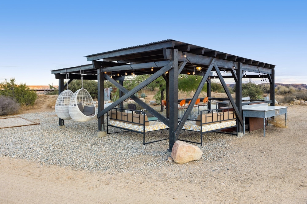 Jackalope Junction-pool, Hot Tub, Fire Pit, Bbq & Desert Views! 2 Bedroom Home by RedAwning