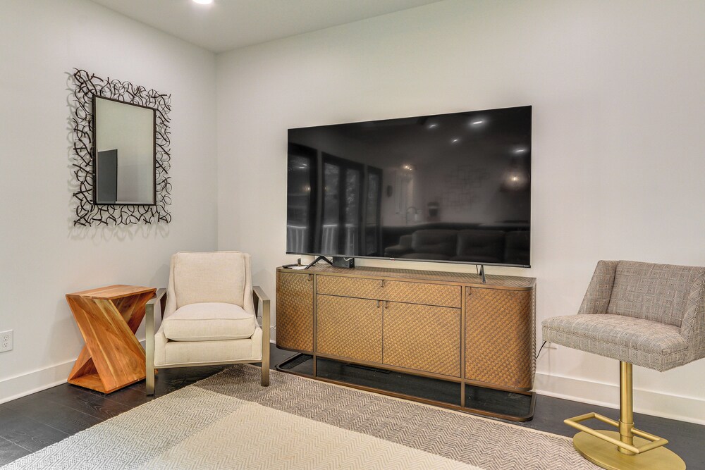 Walk to Uptwn Lexington: Modern Retreat w/ Porch!