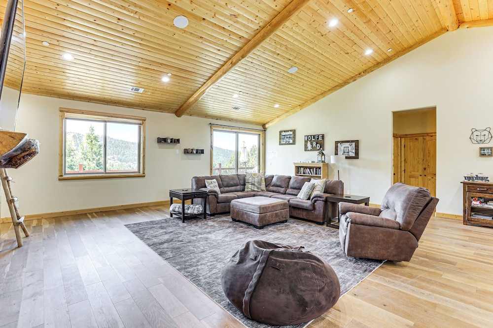 Hot Tub + Game Room: Mtn-view Retreat in Big Bear!