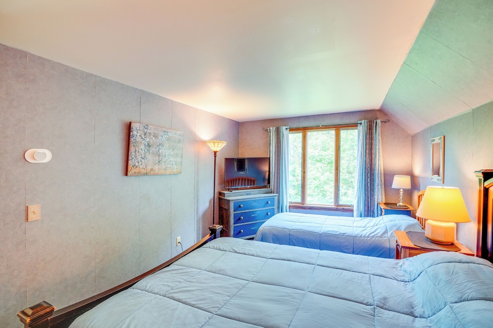 Game Room, Hot Tub! Year-round Dover Retreat