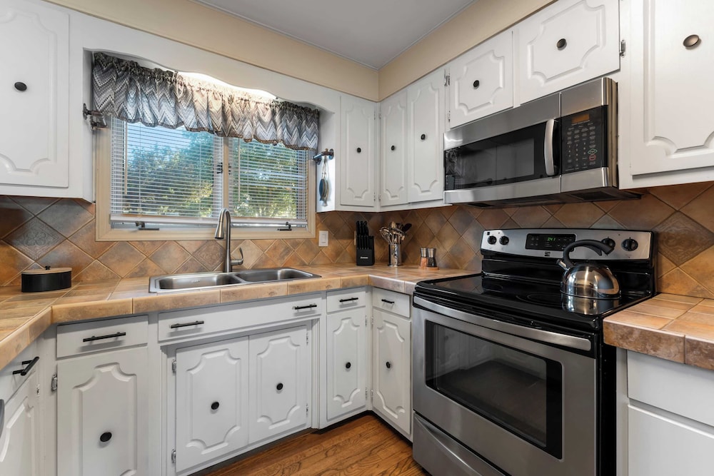 Lakefront Home w/ Dock, Game Room & Hot Tub Ponderosa Peninsula by Avantstay