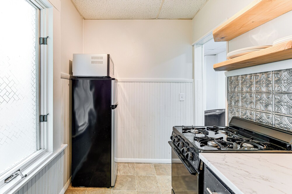 13 Mi to Buffalo: Cozy Apartment in Depew! view 4