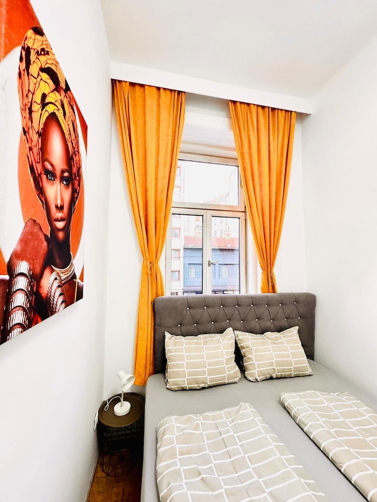 9BR Apt for 18P Walk to Augarten
