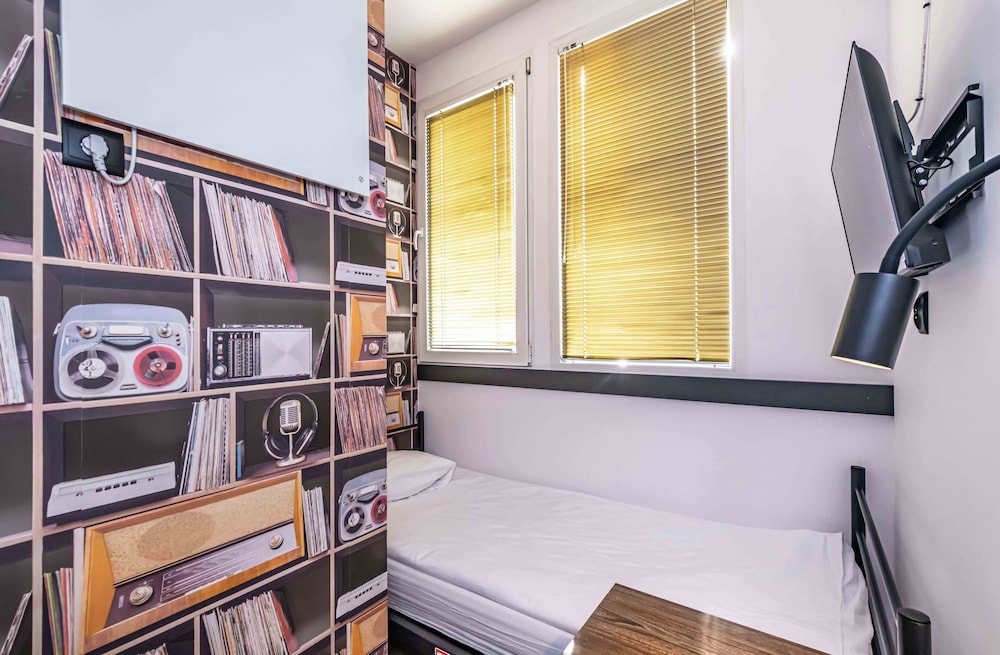 VOLA Hostel