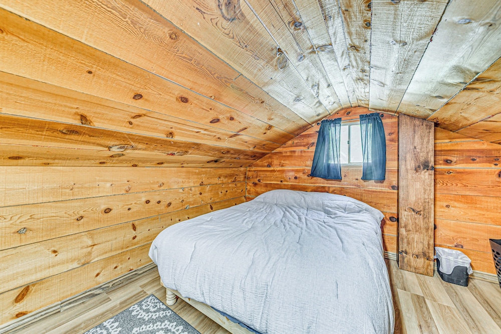 < 1 Mi to Grindstone Lake: Cabin w/ Large Yard!