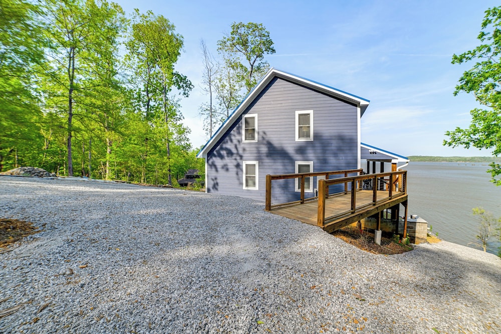 Game Room & Screened Porch: Kentucky Lake Retreat!