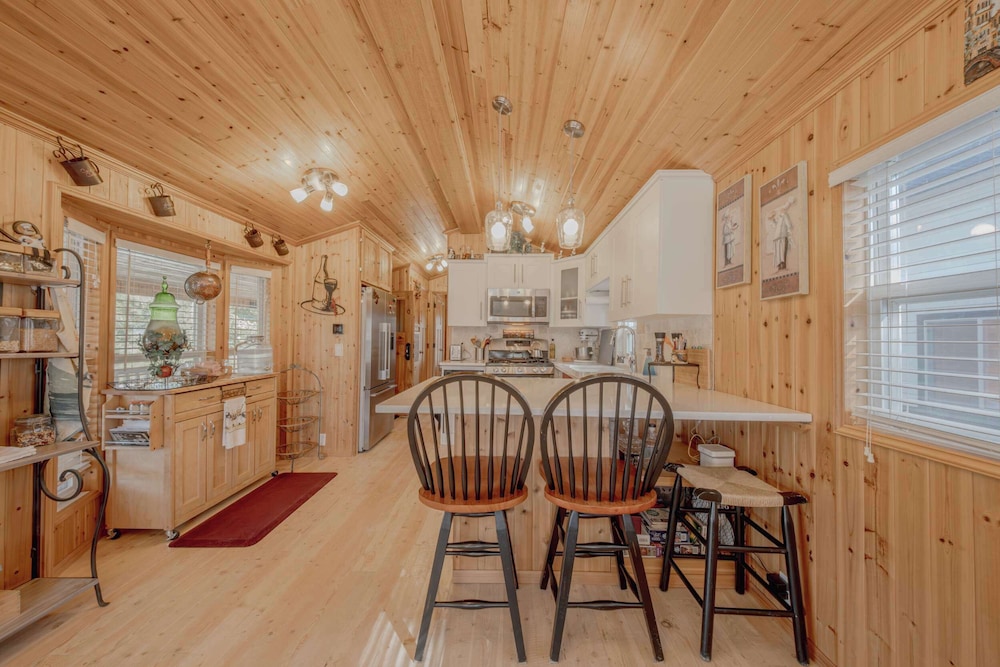 Eagles Nest Cabin Cozy Mountain Retreat for 4