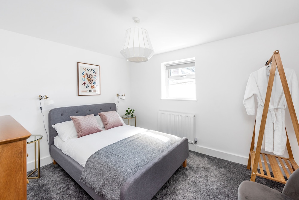 Stylish Apartment In Leafy Central Neighbourhood view 4