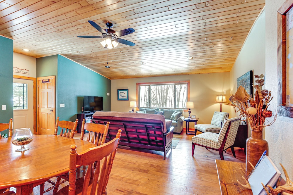 Private Dock, BBQ Ready: Lakefront Fifield Home!