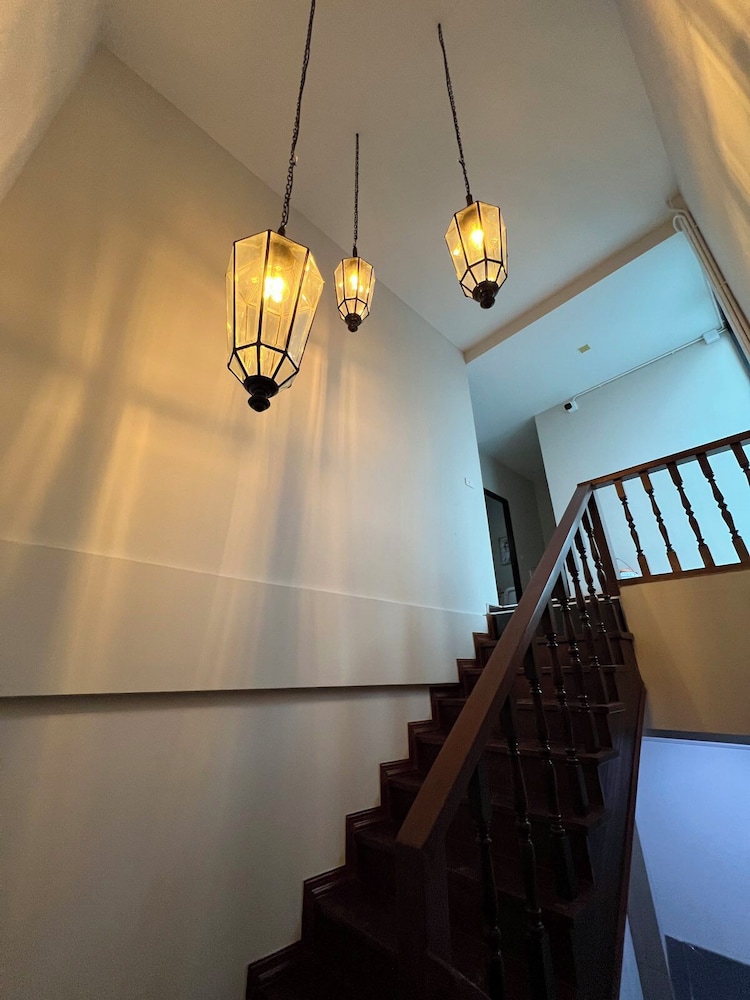 Poshtel 56