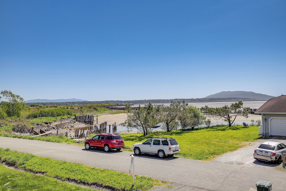 Sleek Ferndale Home w/ Ocean & Mountain Views! view 5