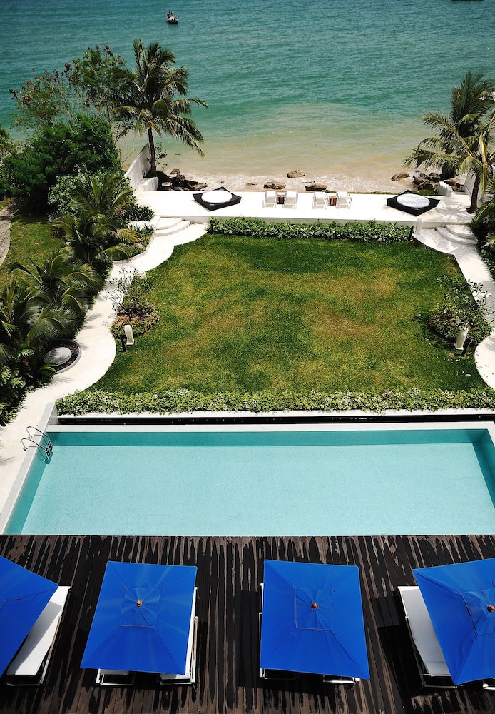 Beachfront Phuket Seaview Suites