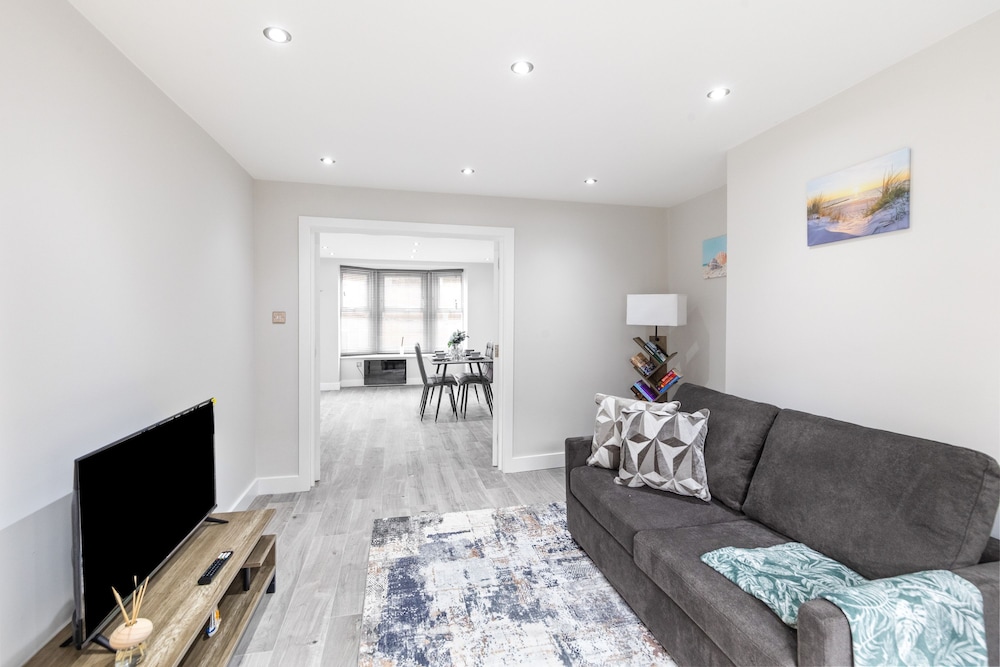 Spacious 2-floor Flat Near Weymouth Seafront