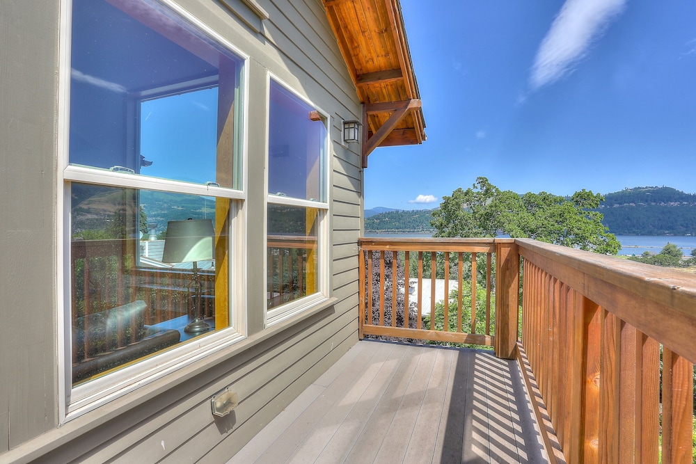 Hutson's Bridgeview **30 Day Minimum** 4 Bedroom Home by RedAwning