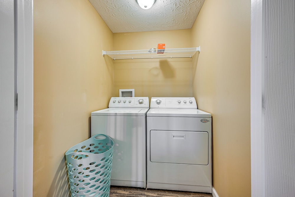 6 Mi to Lake Liberty: Pet-friendly Home w/ Yard