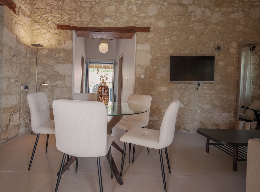 Phaedrus Living Peristerona Traditional House