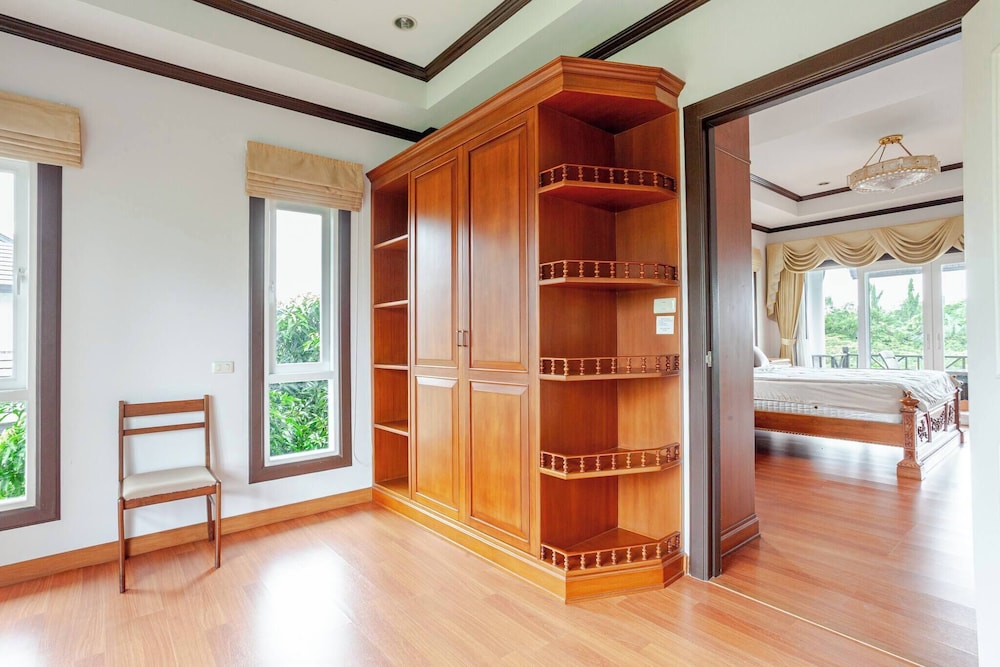 Luxury Iconic Royal Boat Pool Villa North Pattaya