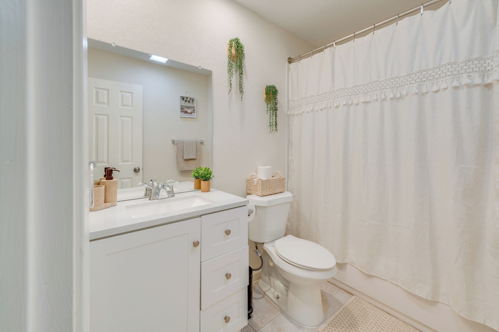 10 Mi to Six Flags: Pet- & Family-friendly Retreat