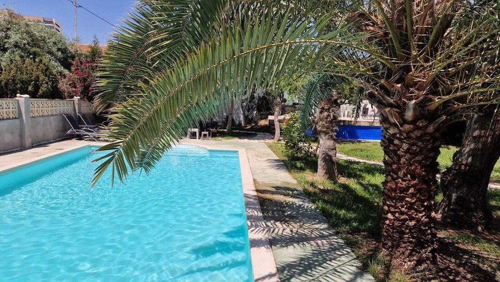 House With Exclusive Pool and Garden 7 min Walk From the Beach and the Center