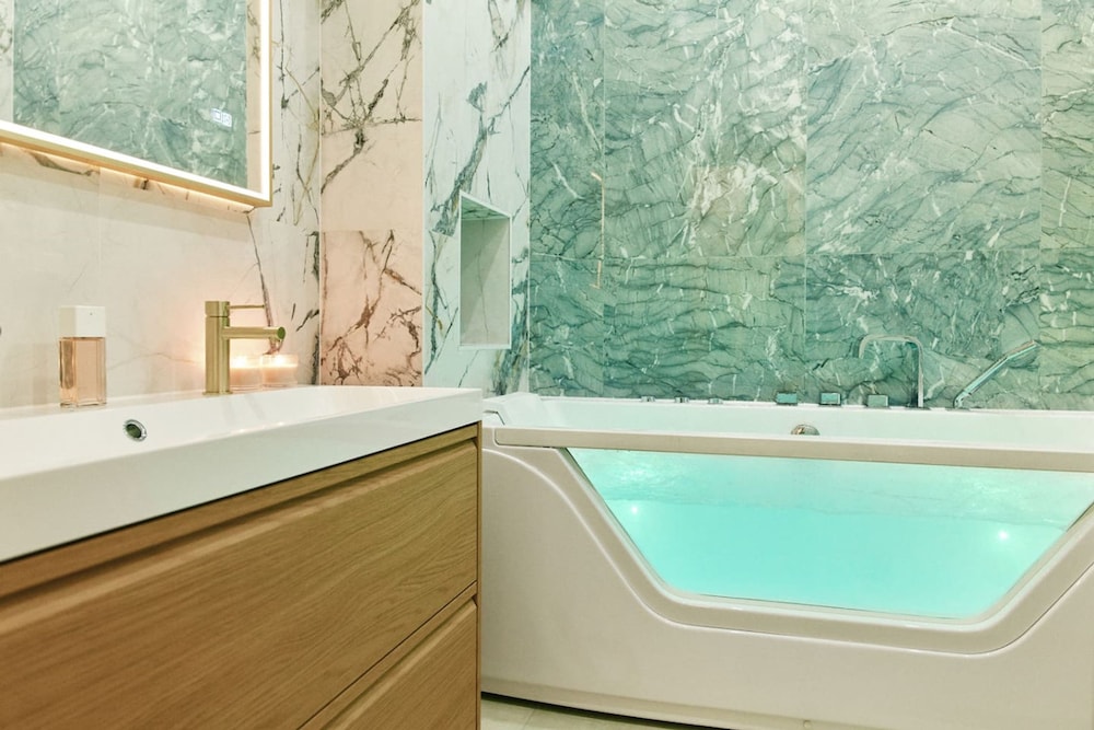 Lavie Maison Central Marais AC Hot Tub