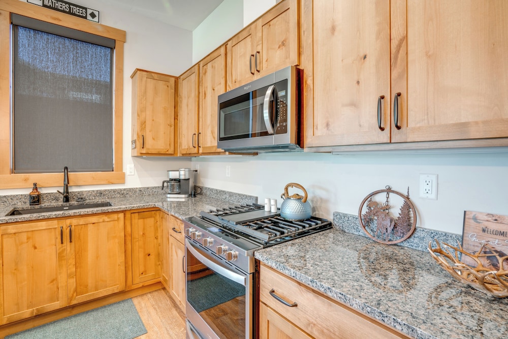 Modern Elk Creek Condo w/ Hot Tub & Heated Floors