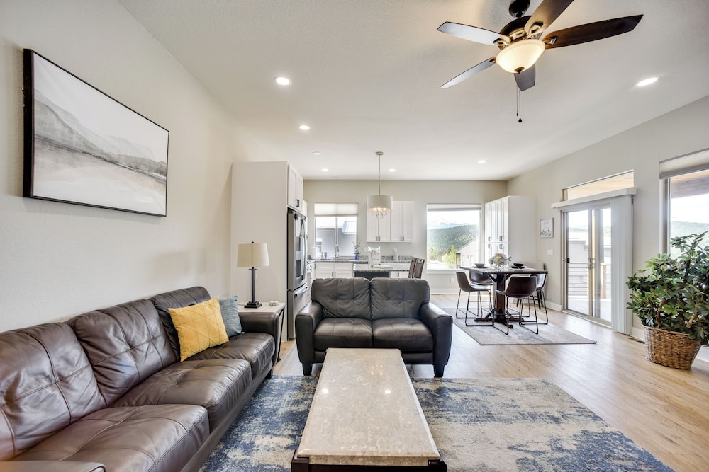 Dtwn Woodland Park Townhome w/ Covered Deck