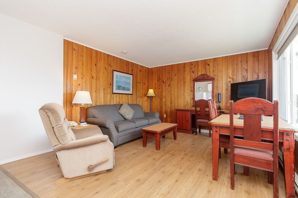 The Cedarwood Inn & Suites