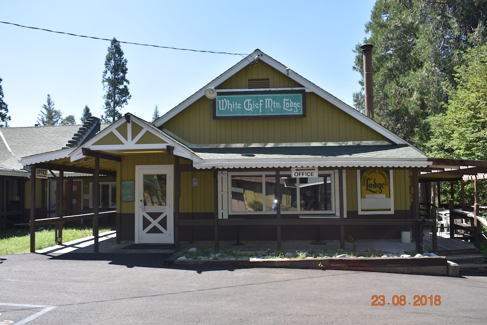 Hotel White Chief Mountain Lodge - Image 1
