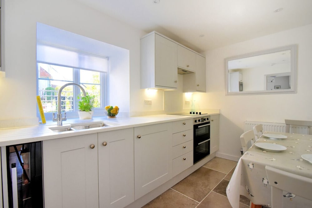 1 Lymbrook Cottages