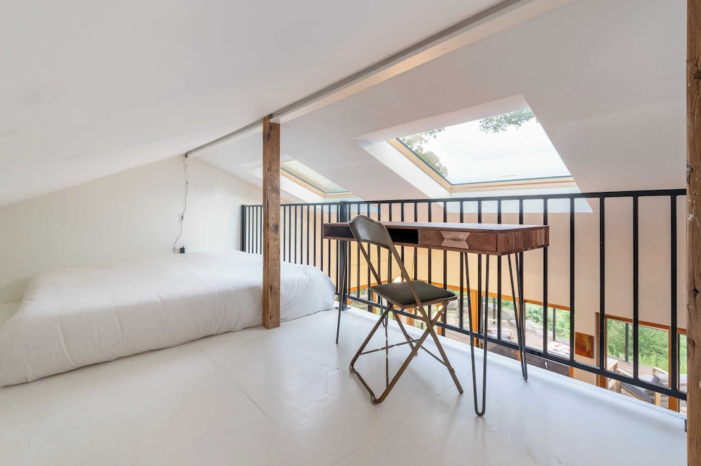 Modern Catskills Escape w/ Open Living, Steam Shower, Fireplace & Hot Tub w/ Mountain Views, Minutes From Woodstock & Trails Suncliff Vista