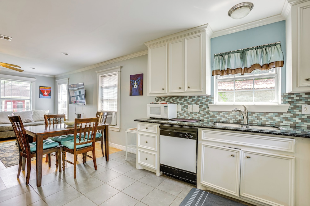 9 Mi to Downtown Houston: Cozy Cottage w/ Patio!