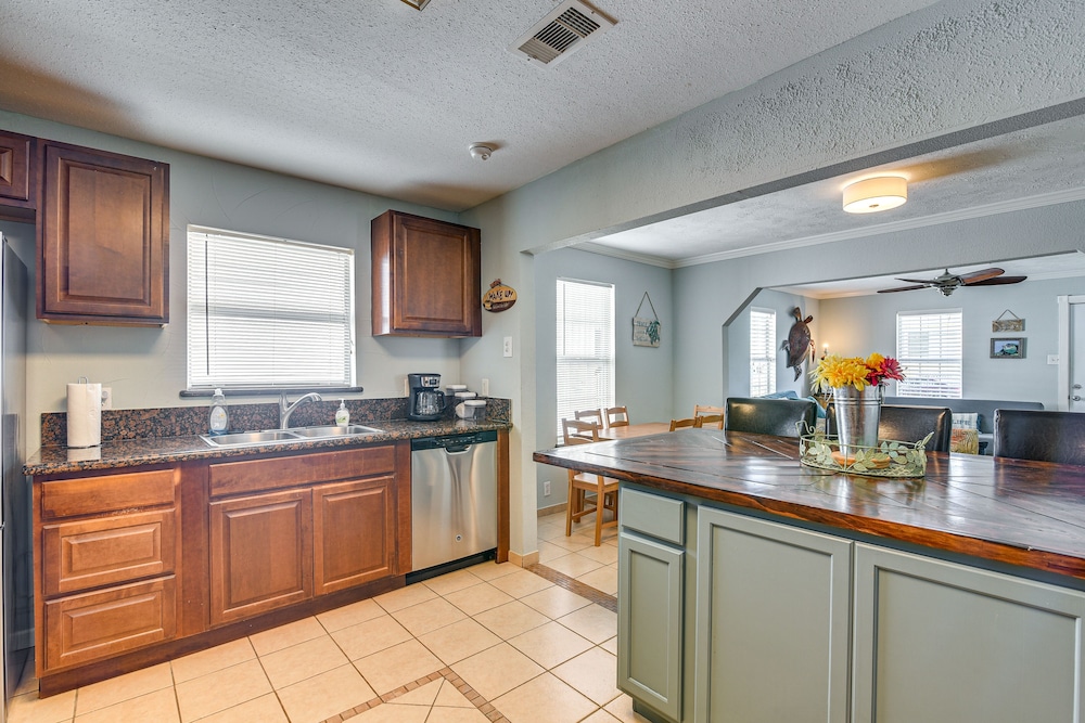 Convenient Galveston Home < 1 Mi to Beach!