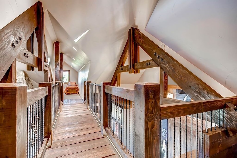 Three Sisters Lookout 5 Bedroom Home