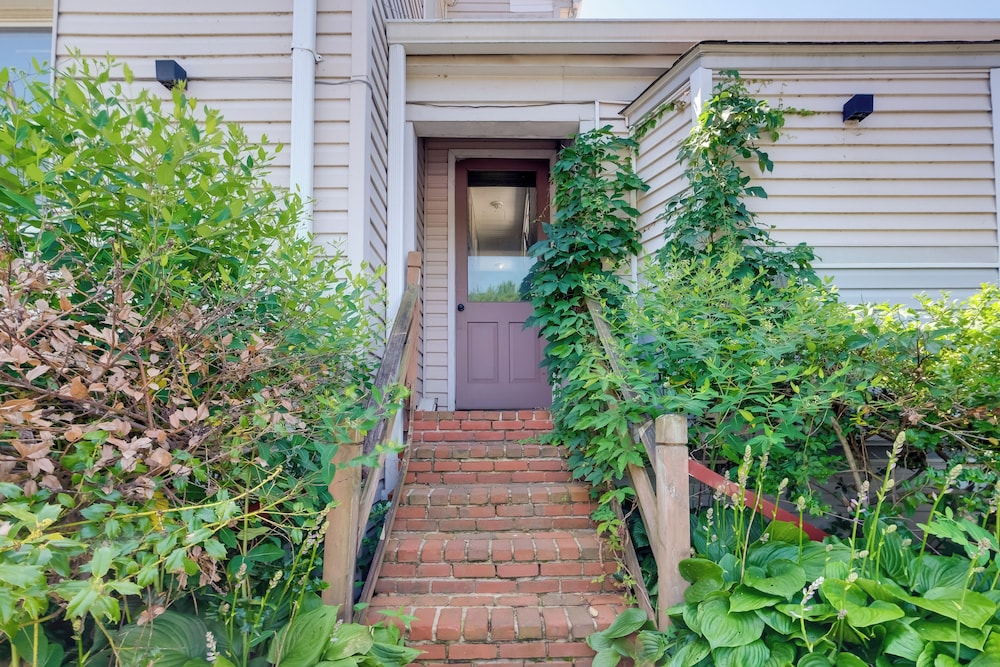 Near Shops, Eats & Trails: Loudon County Apt!