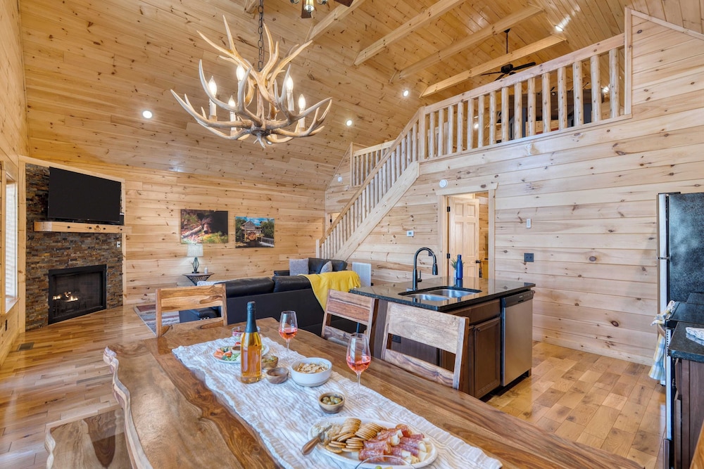 Hot Tub + Foosball Access to Pool, Tennis, Gym Chill'n in the Smokies