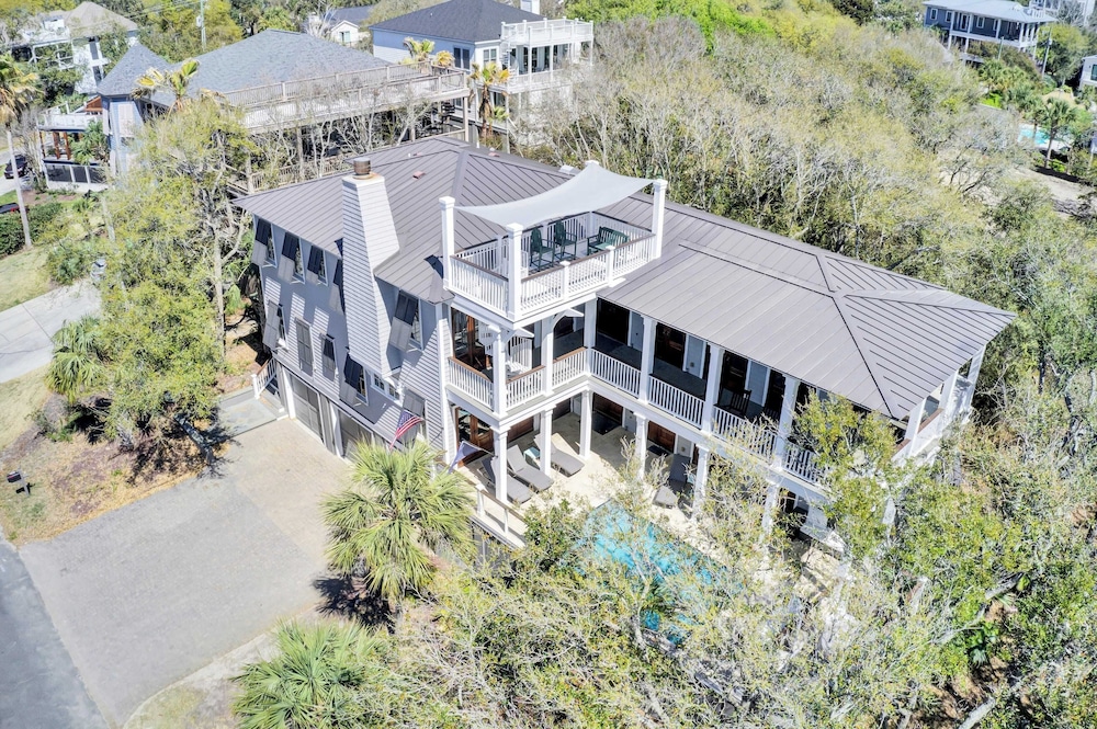 Steps to the Beach! Pool, Gym, Game Room, Movie Theater 3301 Palm by Avantstay