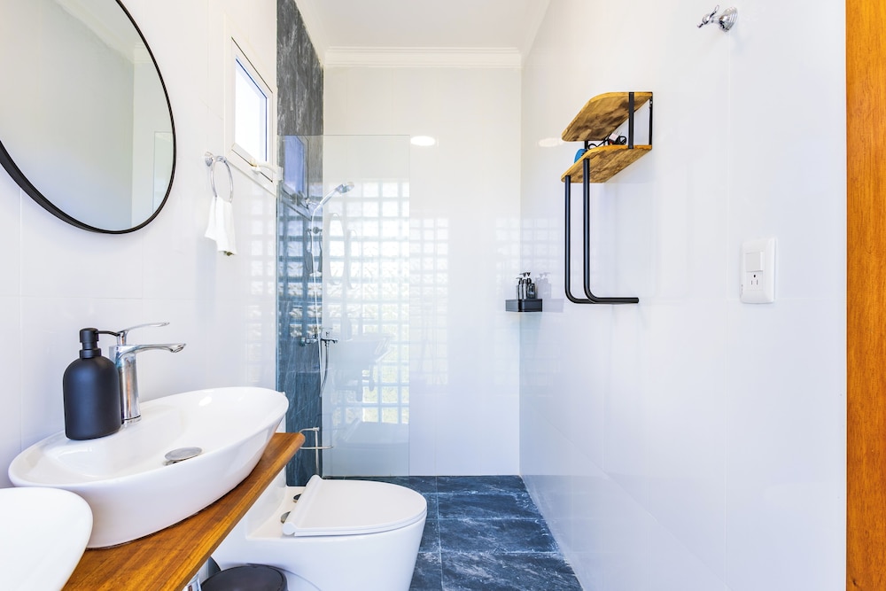 3-BR Villa with Pool & Rooftop Jacuzzi