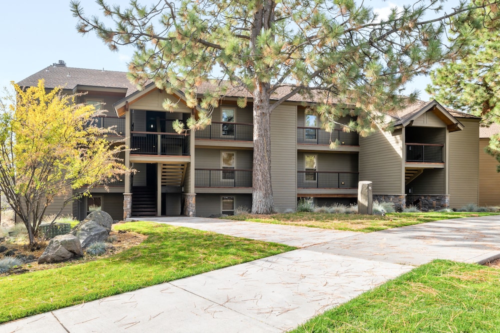 Hotel Cascade Mountain Oasis - Image 1