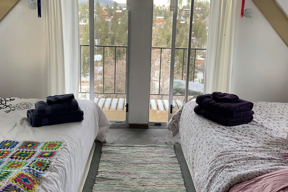 Mountain & Lake View Dog-friendly Retreat