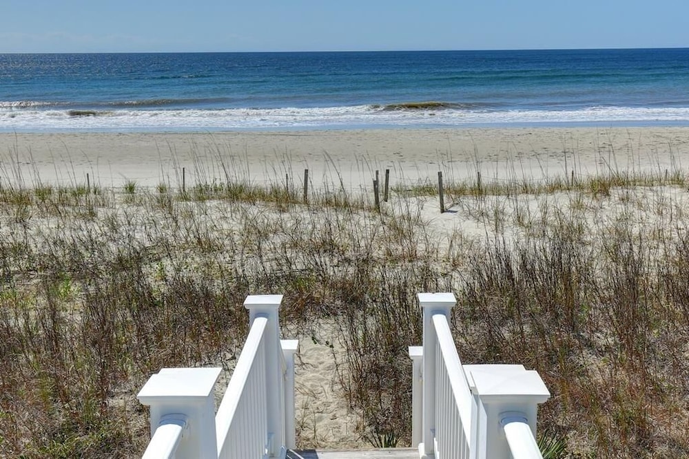 R & R By The Sea 4 Bedroom Home by RedAwning