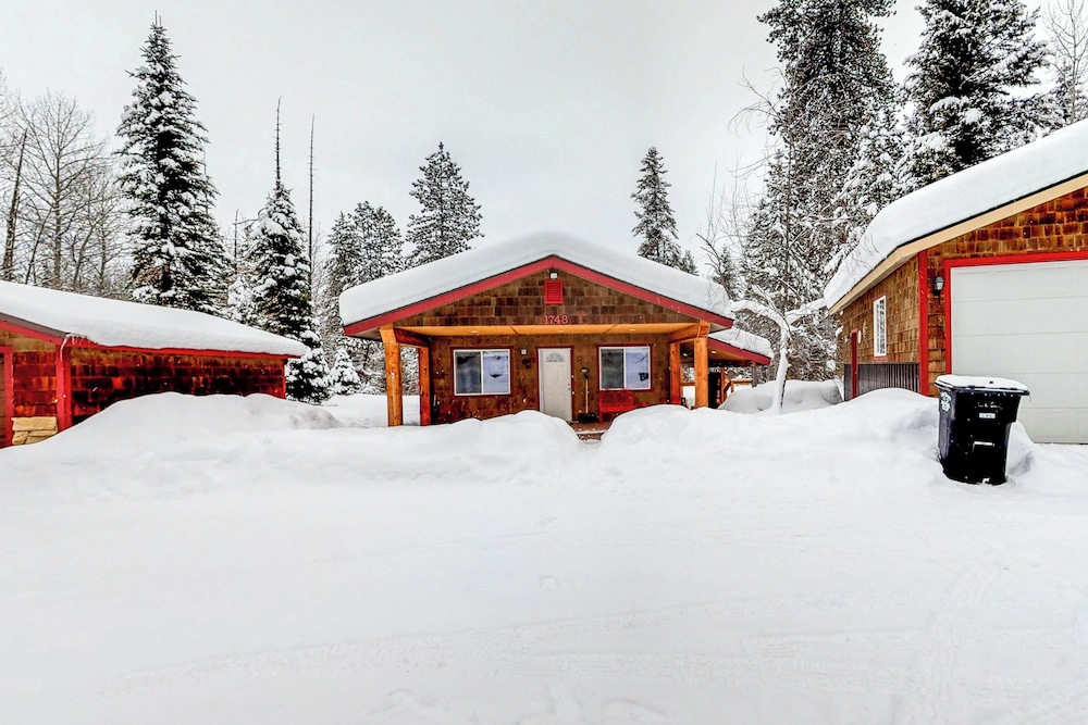 3BR House Near Skiing w/ Hot Tub