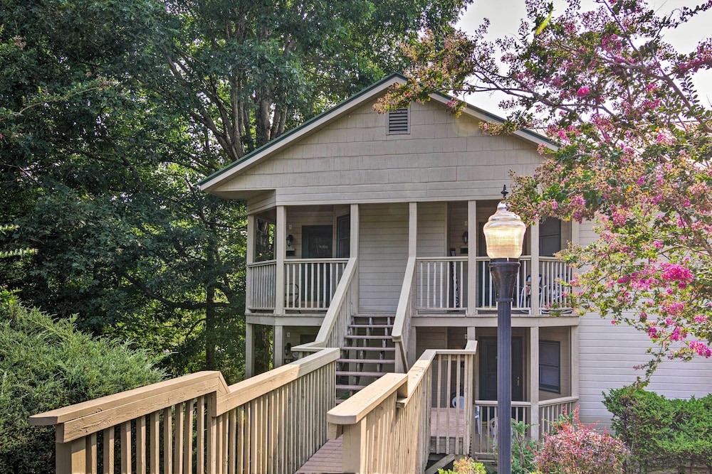 1 Mi to Lake Lure: Mtn-view Studio w/ Balcony!