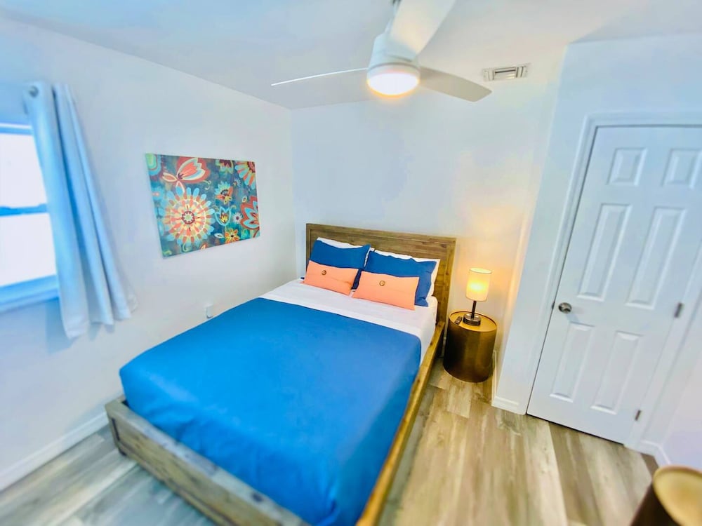 Stylish House w Hot Tub Close to Beach Stadium