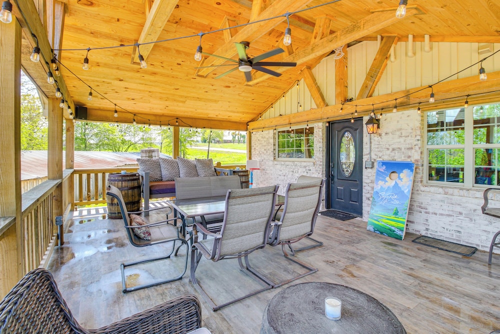 Deck & Yard: 'margy's Farmhouse' in Jasper