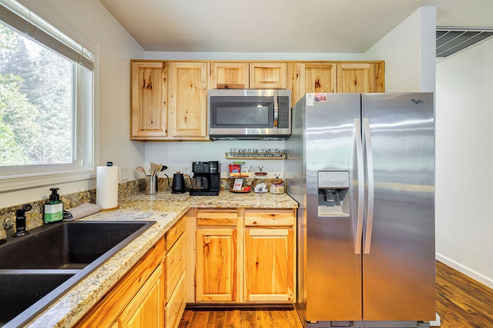 Access to Pine Mountain Lake: Family Cabin w/ Deck
