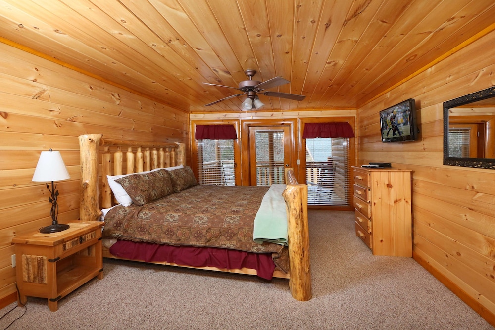 Smoky Mountain Cinema - Six Bedroom Cabin view 5